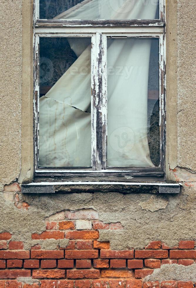 bakstenen muur met oud raam foto