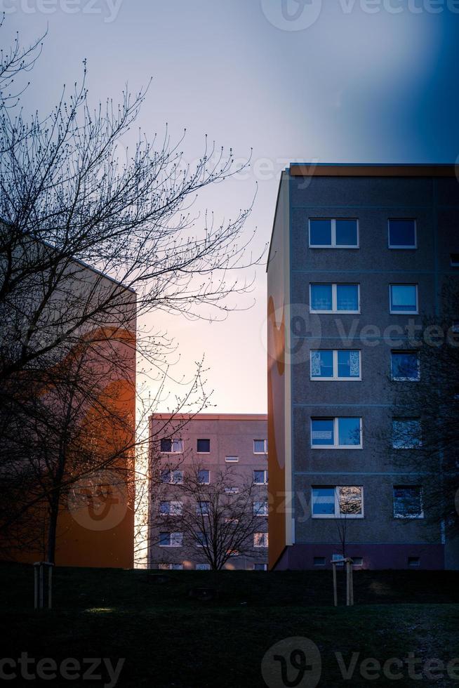 hoogbouw in de stad bij zonsondergang foto