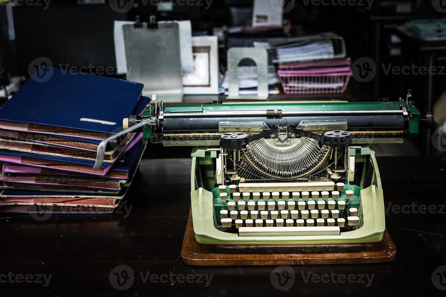 vintage typemachine en oud bestand foto