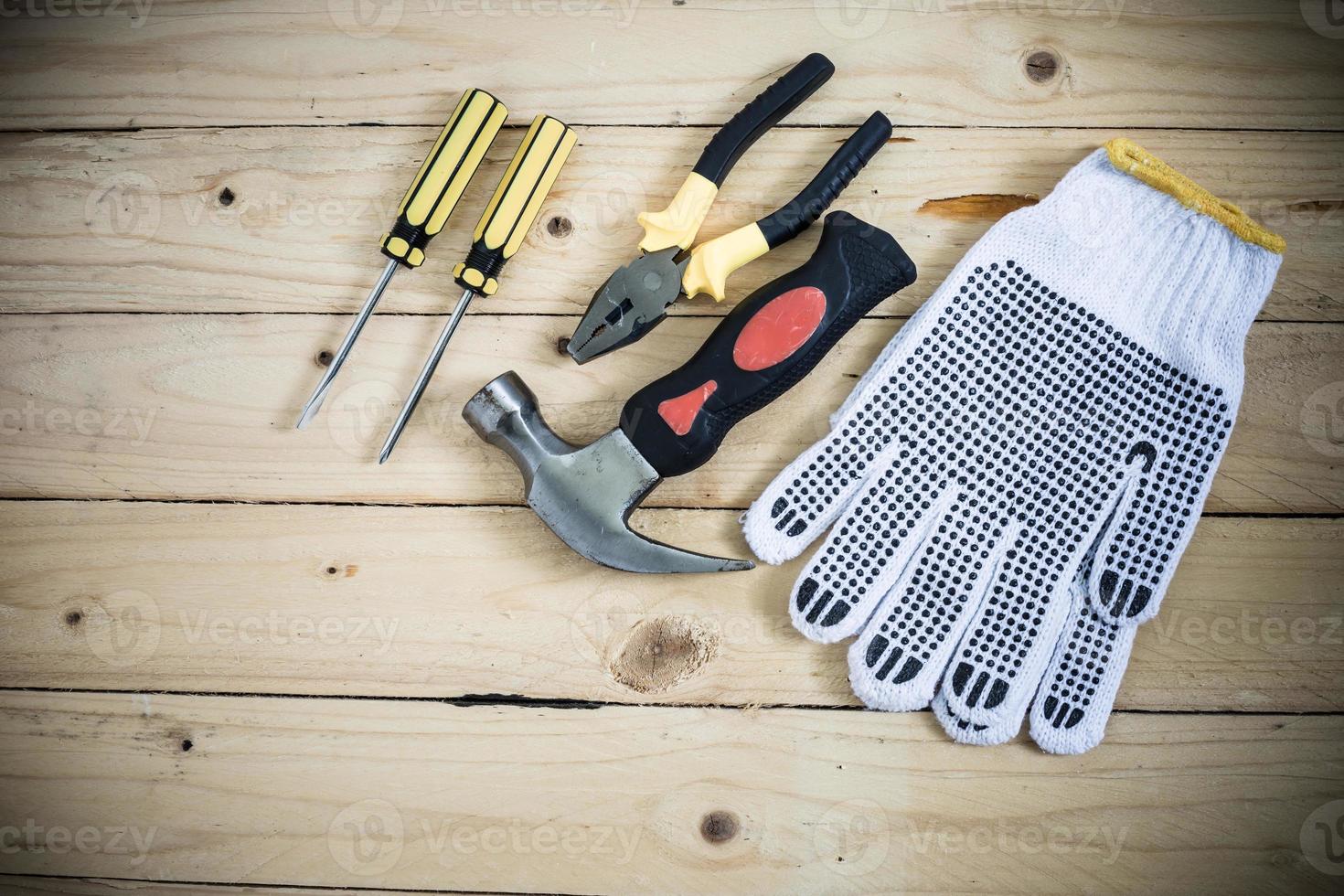 gereedschap en handschoenen op houten tafel foto