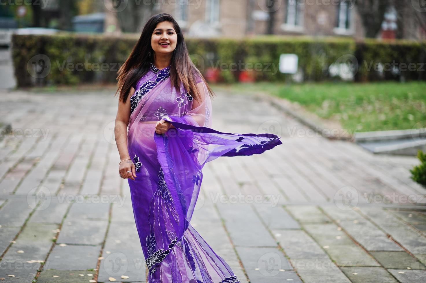 indiase hindoe meisje op traditionele violet saree poseerde op herfst straat. foto