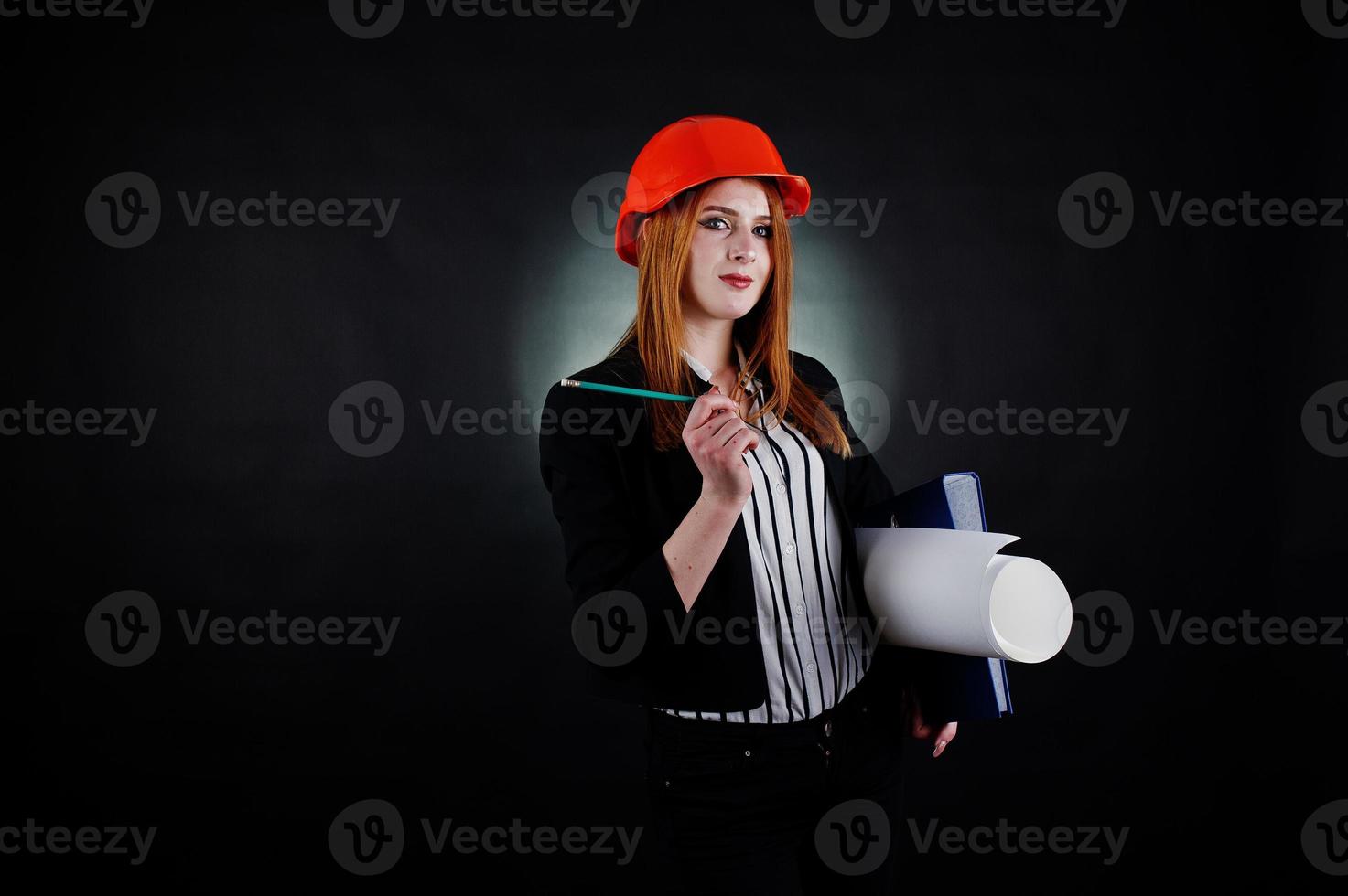 ingenieursvrouw in oranje beschermt helm met bouwpapierproject. foto