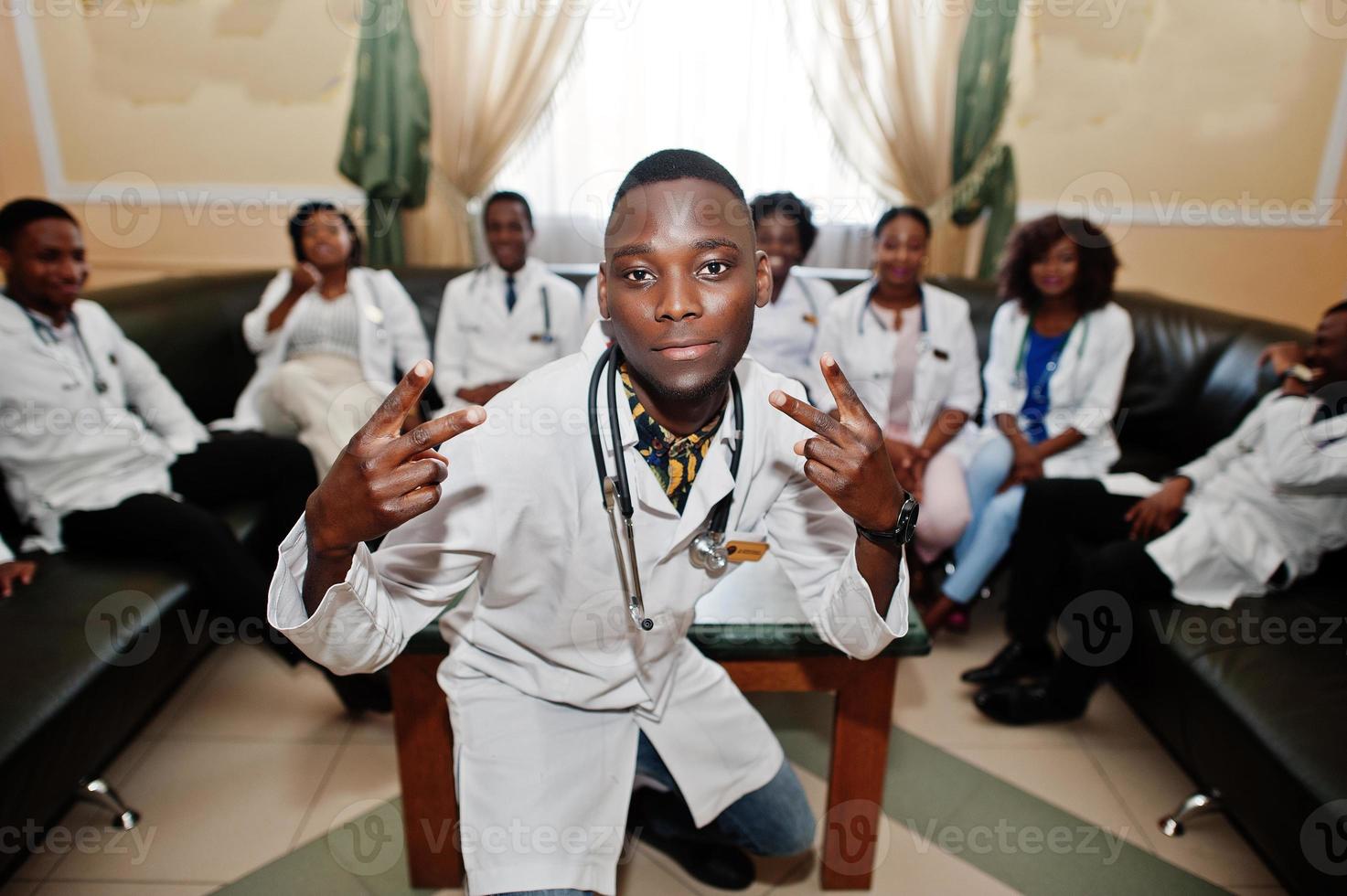 groep afrikaanse artsenstudenten binnen de medische universiteit. foto