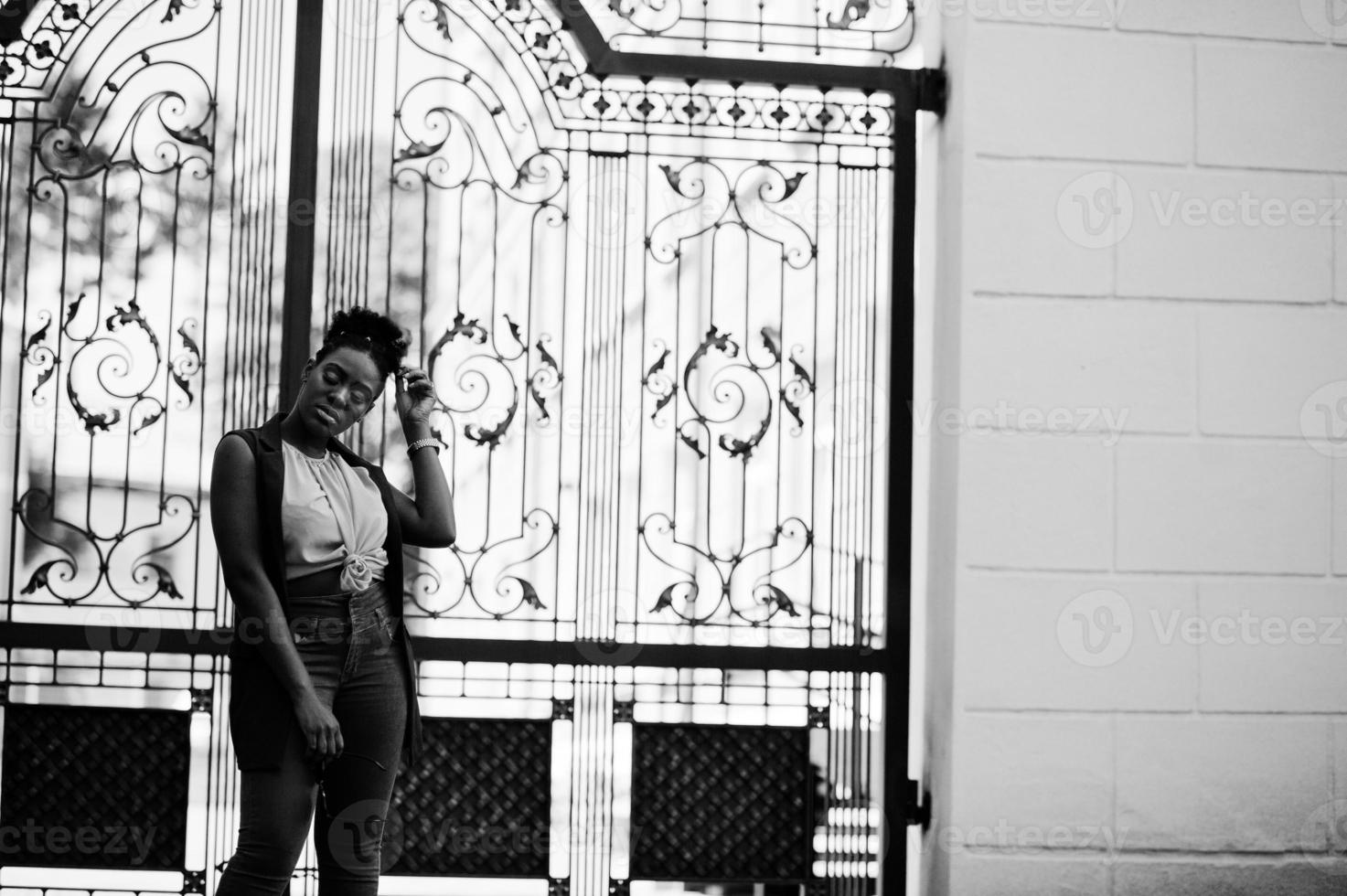 Afrikaans Amerikaans meisje poseerde tegen stell gates buiten. foto