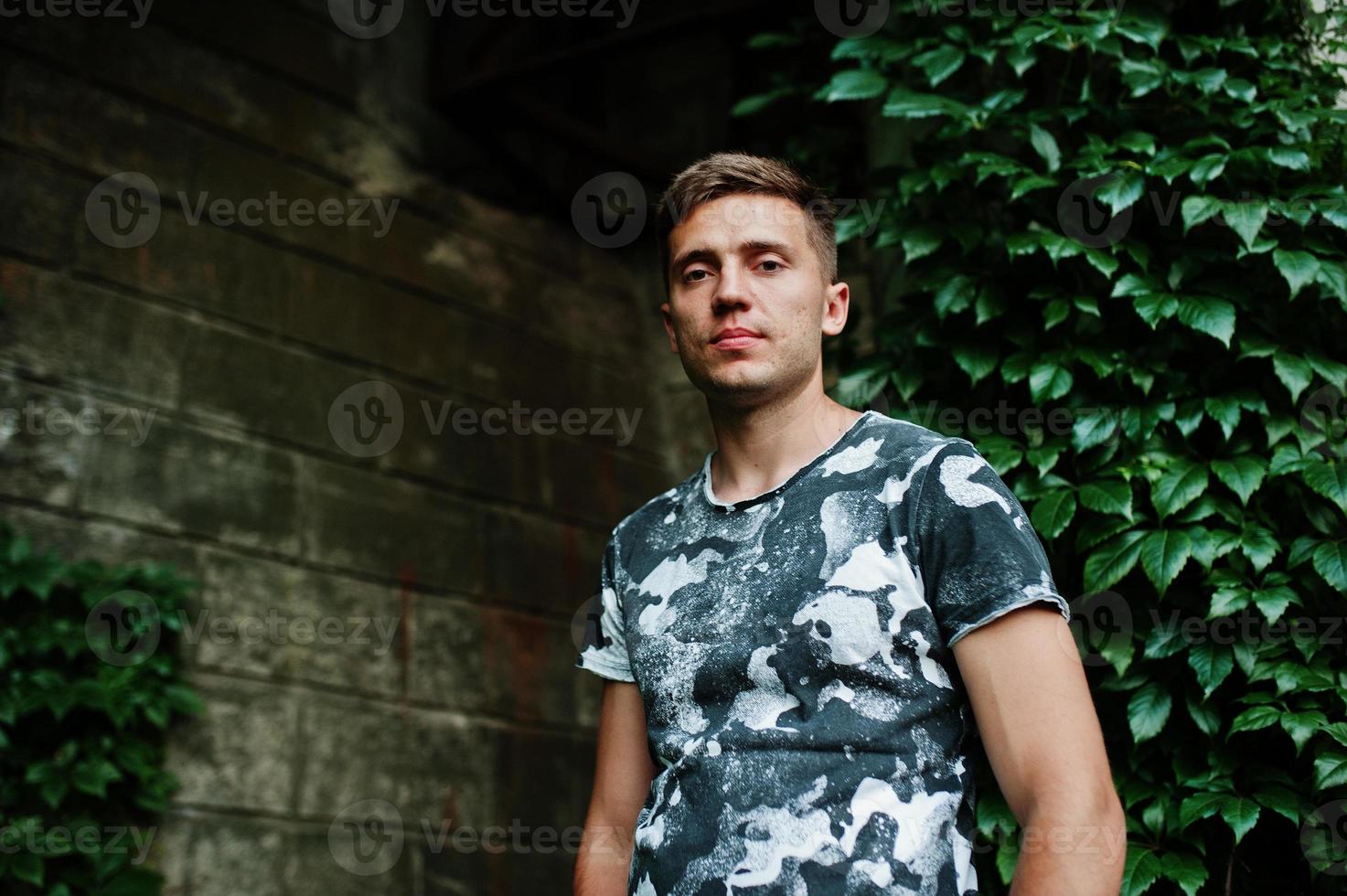 levensstijl portret van knappe man poseren tegen groene muur. foto