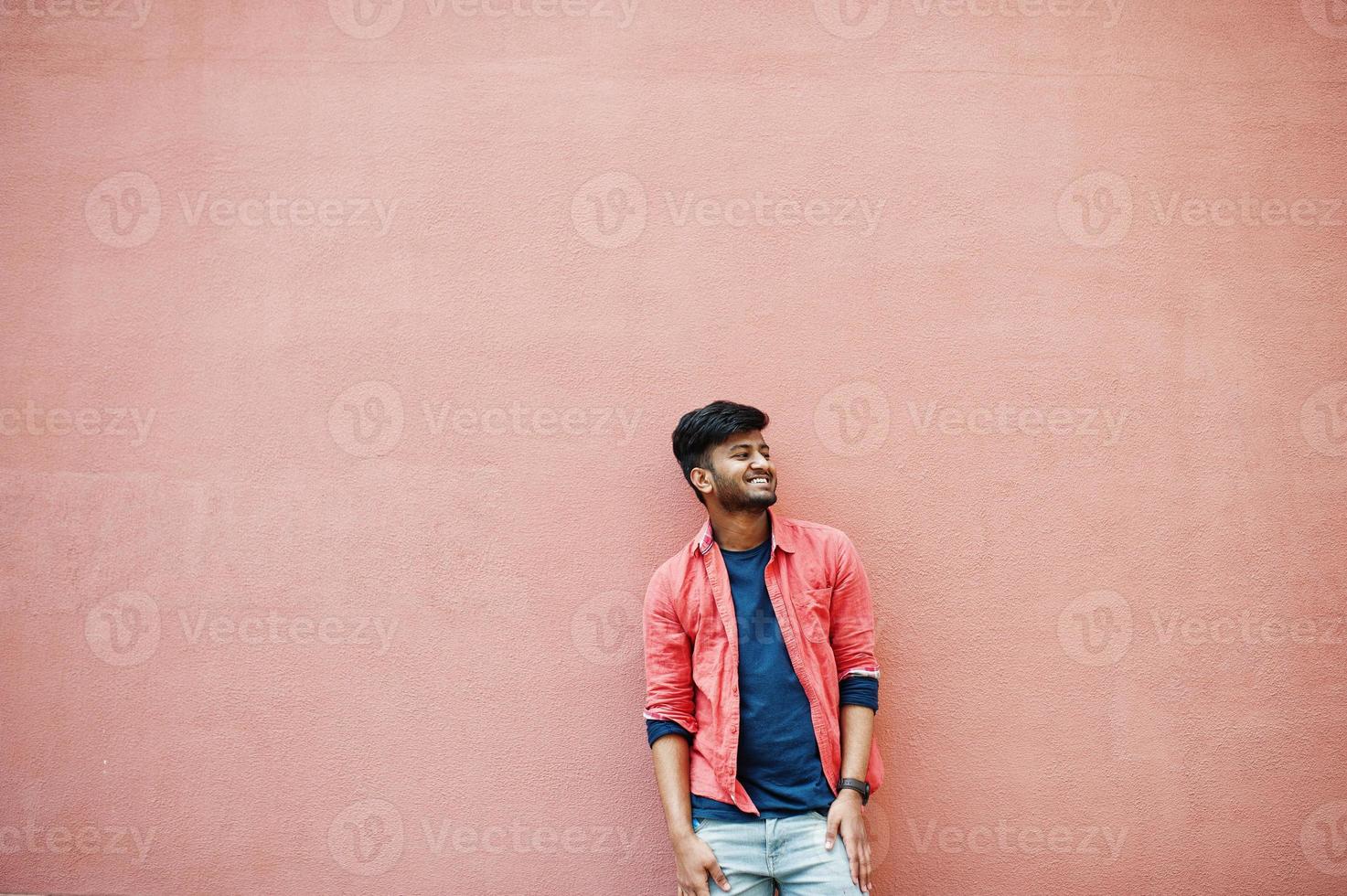 portret van jonge stijlvolle Indiase man model geïsoleerd op roze muur achtergrond. foto