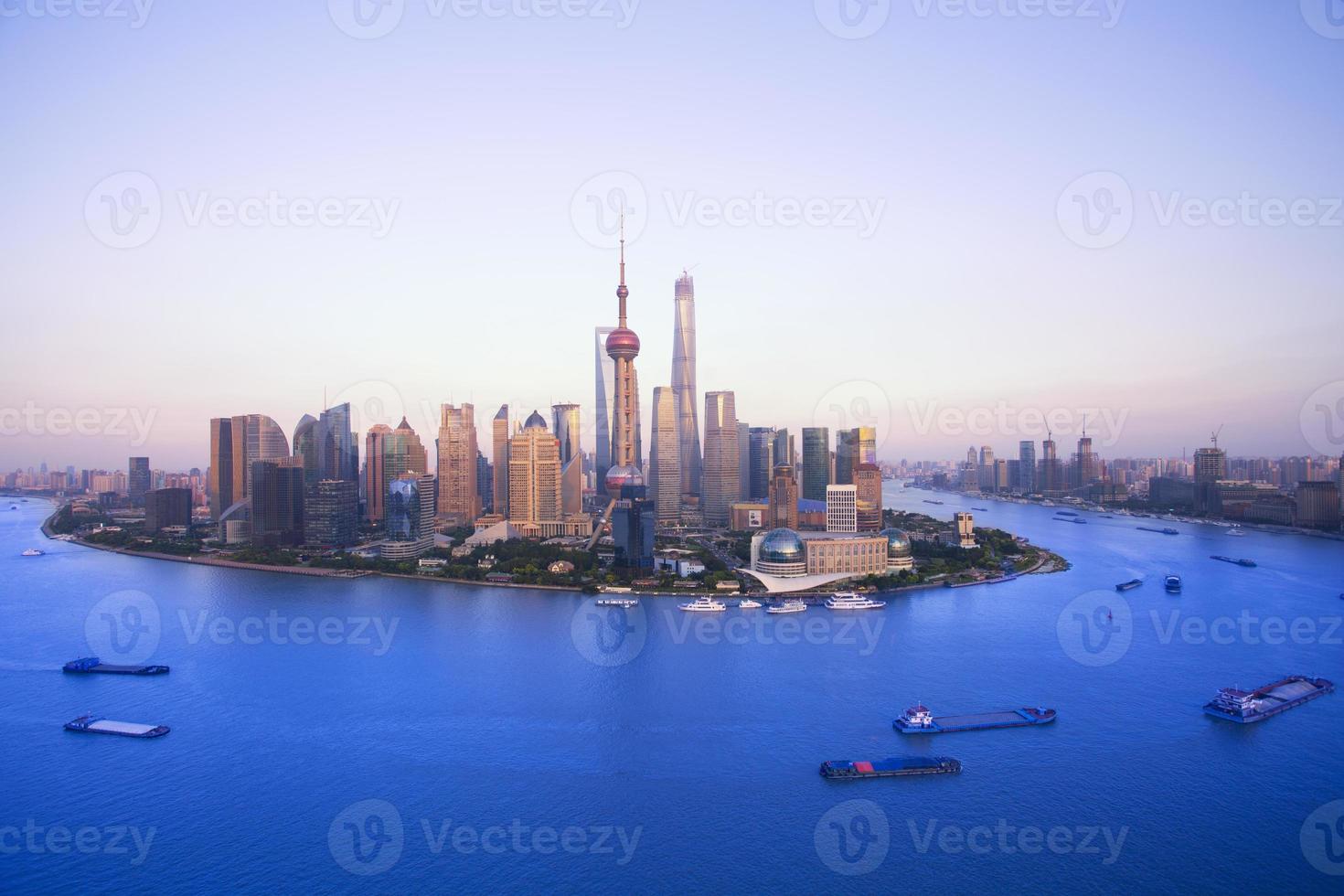 gebouwen langs de huangpu-rivier: west is shanghai bund en oost foto