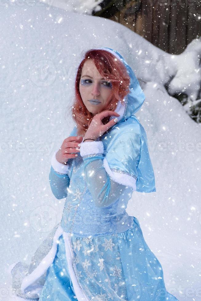 schoonheidsportret van een jonge vrouw in de winter foto