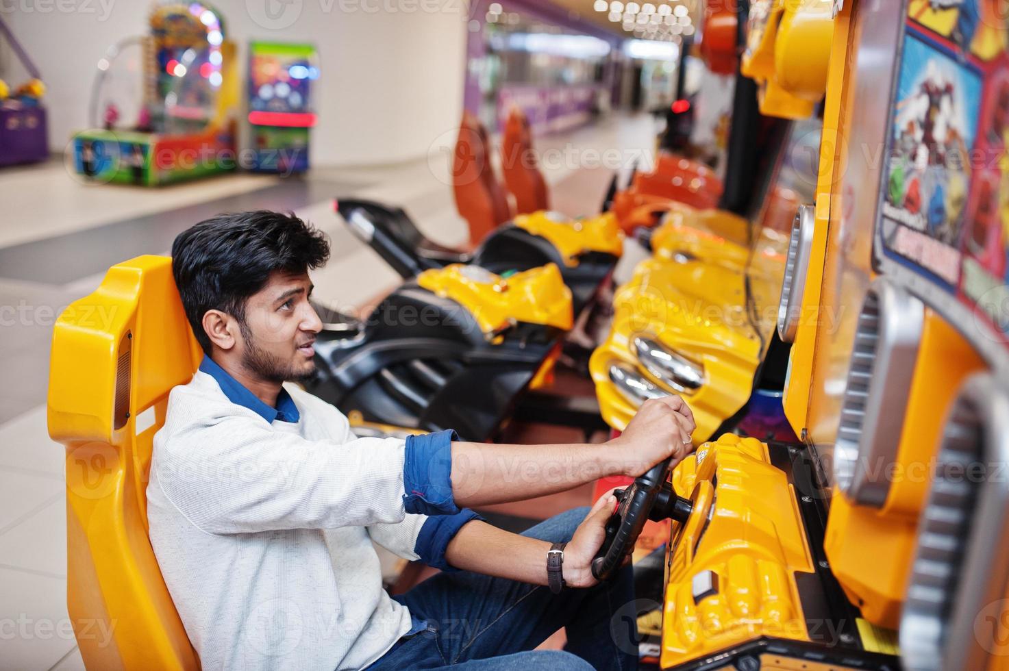 aziatische man strijdt op speed rider arcade game racesimulator machine. foto