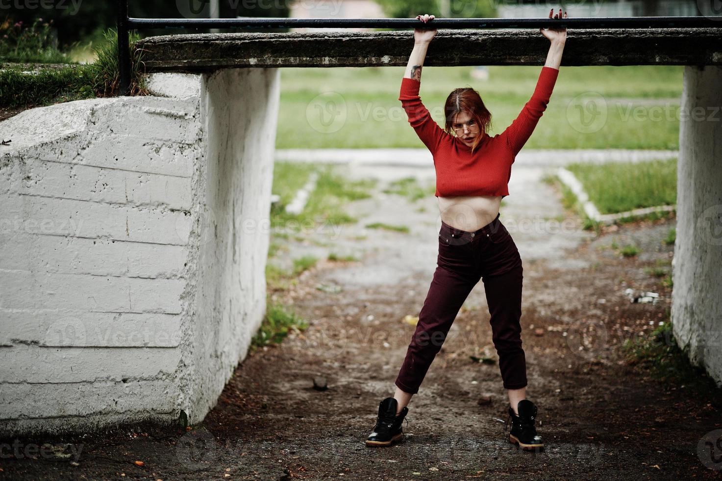 mode portret van roodharige sexy meisje buiten. model aantrekkelijke verleiding vrouw. foto