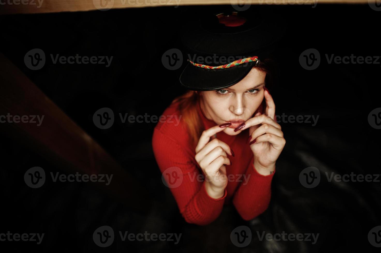 mode portret van roodharige sexy meisje op dak. model aantrekkelijke verleiding vrouw. foto