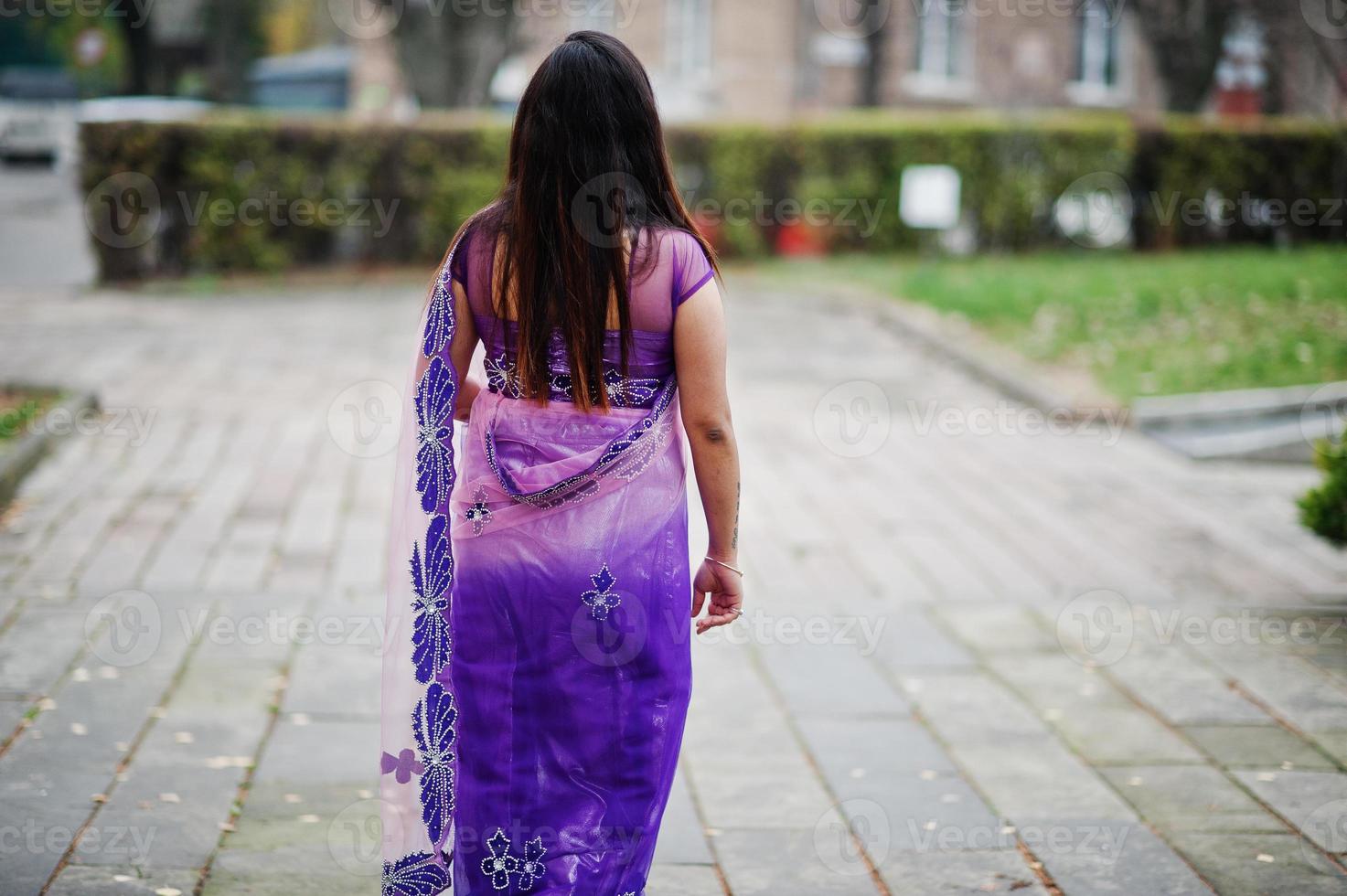 indiase hindoe meisje op traditionele violet saree poseerde op herfst straat. foto