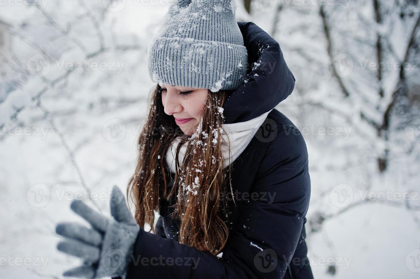 twee grappige meisjes vrienden plezier op besneeuwde winterdag in de buurt van besneeuwde bomen. foto