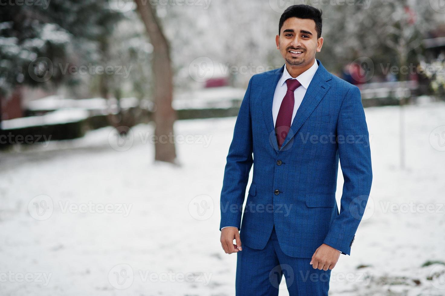 elegante Indiase modieuze man model op pak gesteld op winterdag. foto