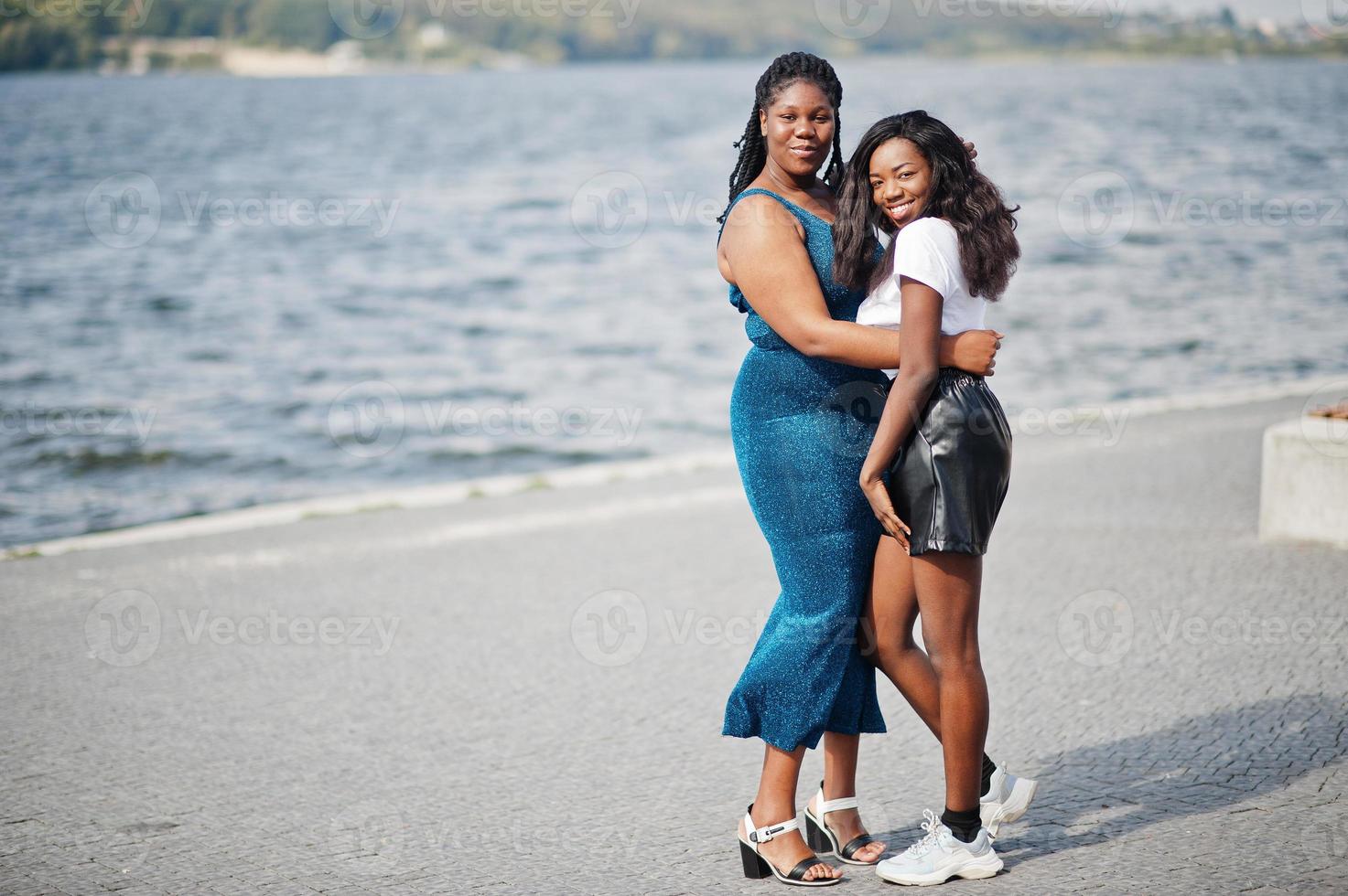 twee Afro-Amerikaanse vrienden met een donkere huidskleur. een van hen plus size model, tweede slank. plezier maken en samen tijd doorbrengen. foto