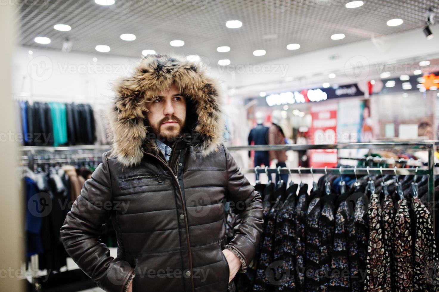 rechtdoor Generaliseren Mew Mew stijlvolle turkse man in de winkel van bontjassen en leren jassen.  succesvolle Arabische baardman. 10492877 Stockfoto