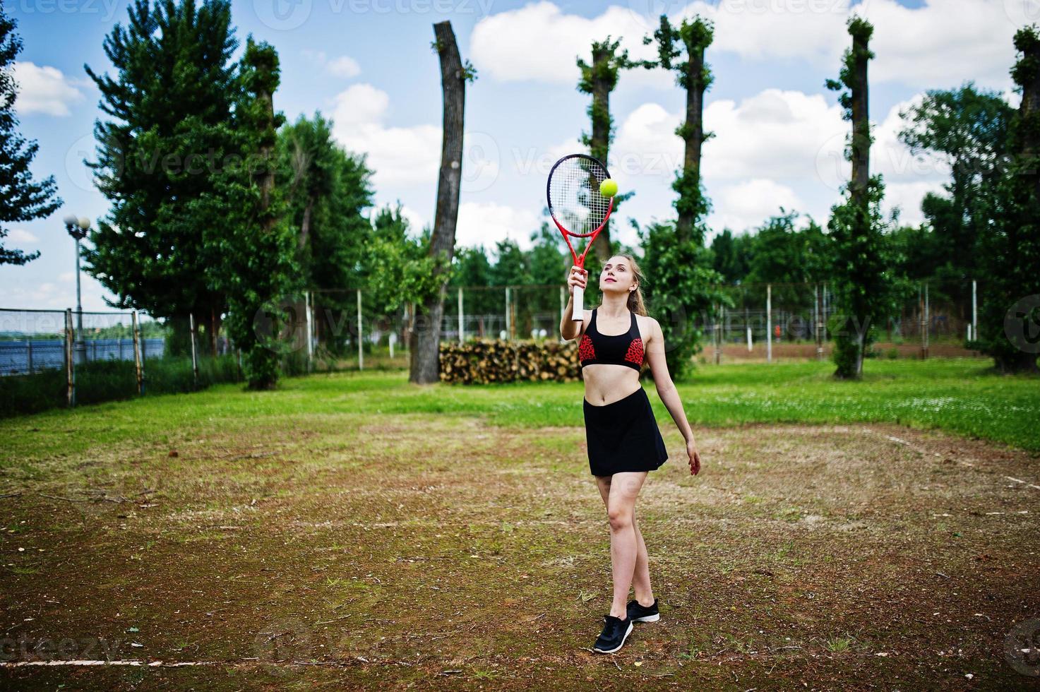 mooie sport vrouw tennisser met racket in sportkleding kostuum. foto