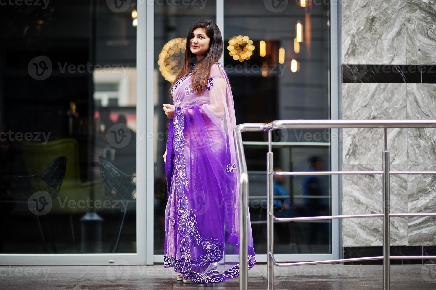 indiase hindoe meisje op traditionele violet saree gesteld op straat. foto