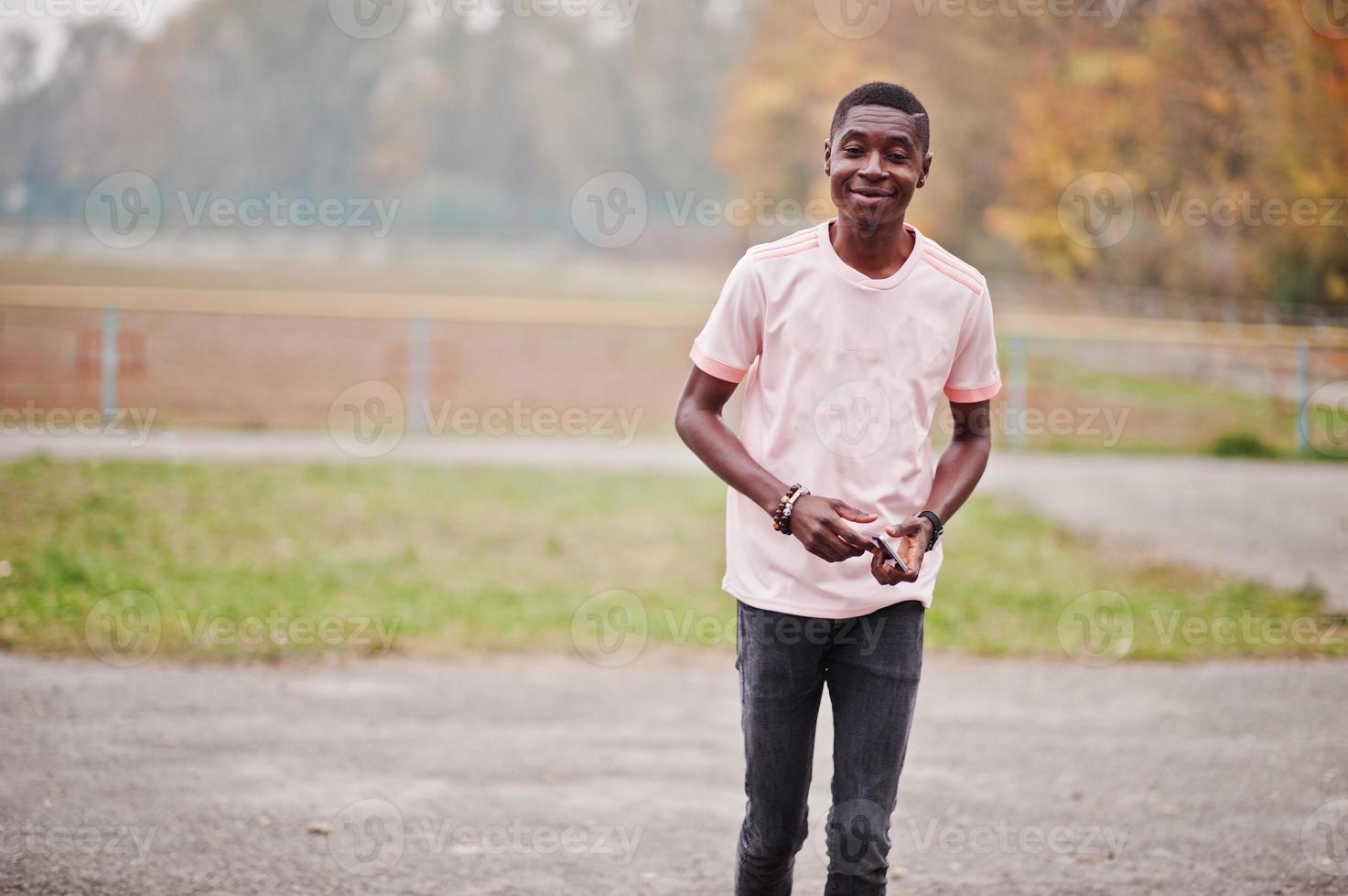 Afro-Amerikaanse man in roze voetbal sport t-shirt. foto