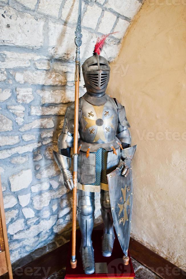 ridderpantser als onderdeel van een tentoonstelling in museum. foto