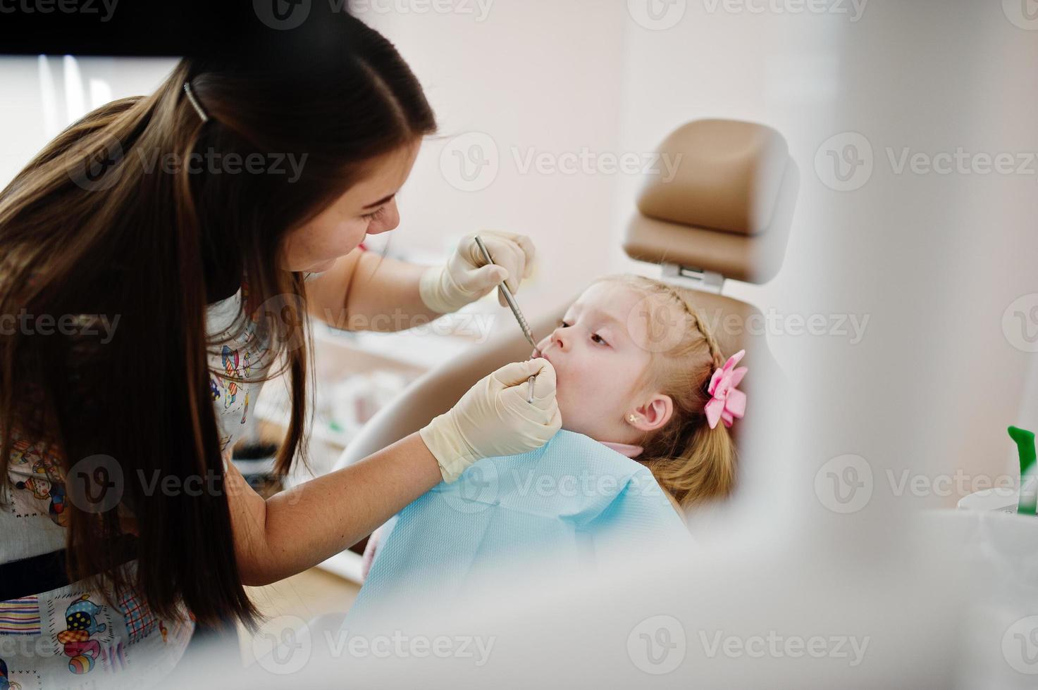 babymeisje bij tandartsstoel. kinderen tandheelkundige. foto