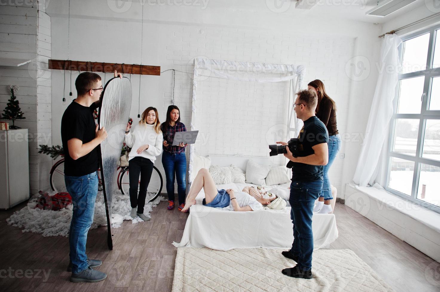 werkproces van teamfotograaf, ontwerpers en modellen spullen op fotosessie, masterclass van professionals. foto