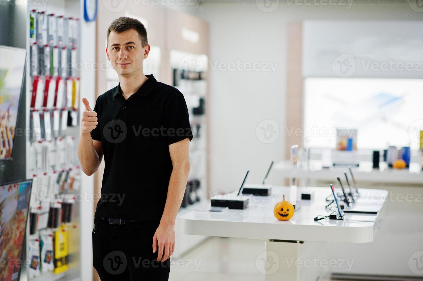 verkoper man mobiele telefoon professionele adviseur in tech winkel of winkel. foto