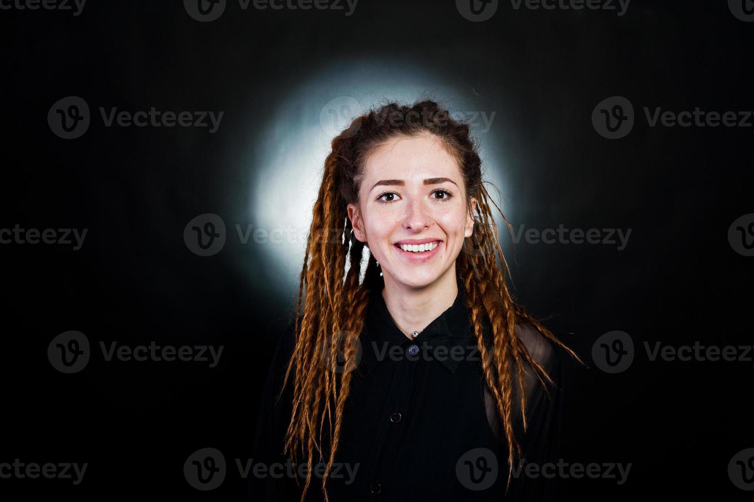 studio shoot van meisje in het zwart met dreadlocks op zwarte achtergrond met nimbus. foto