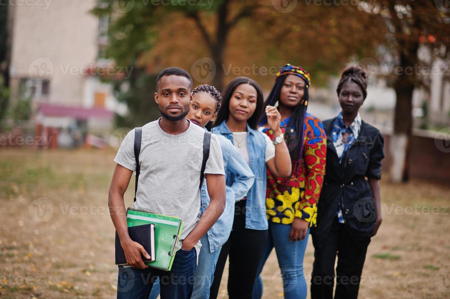 rij van groep vijf Afrikaanse studenten die samen tijd doorbrengen op de campus op het universiteitsterrein. zwarte afro-vrienden studeren. onderwijs thema. foto