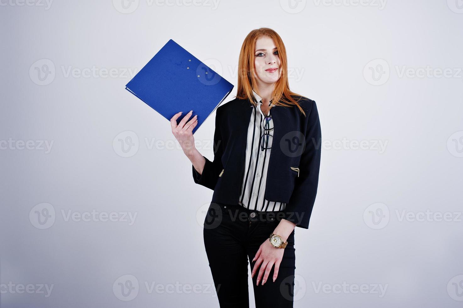 portret van een roodharige zakenvrouw met een gestreepte blouse en een jas met een blauwe map. foto