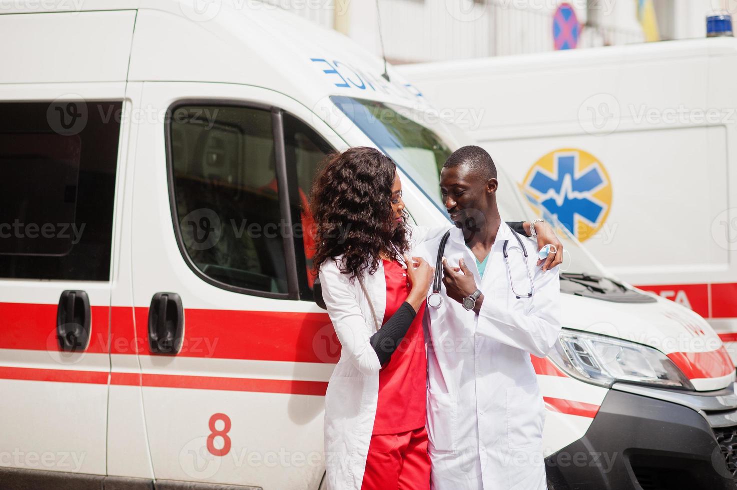 twee afrikaanse paramedische ambulance noodpersoneel artsen. foto