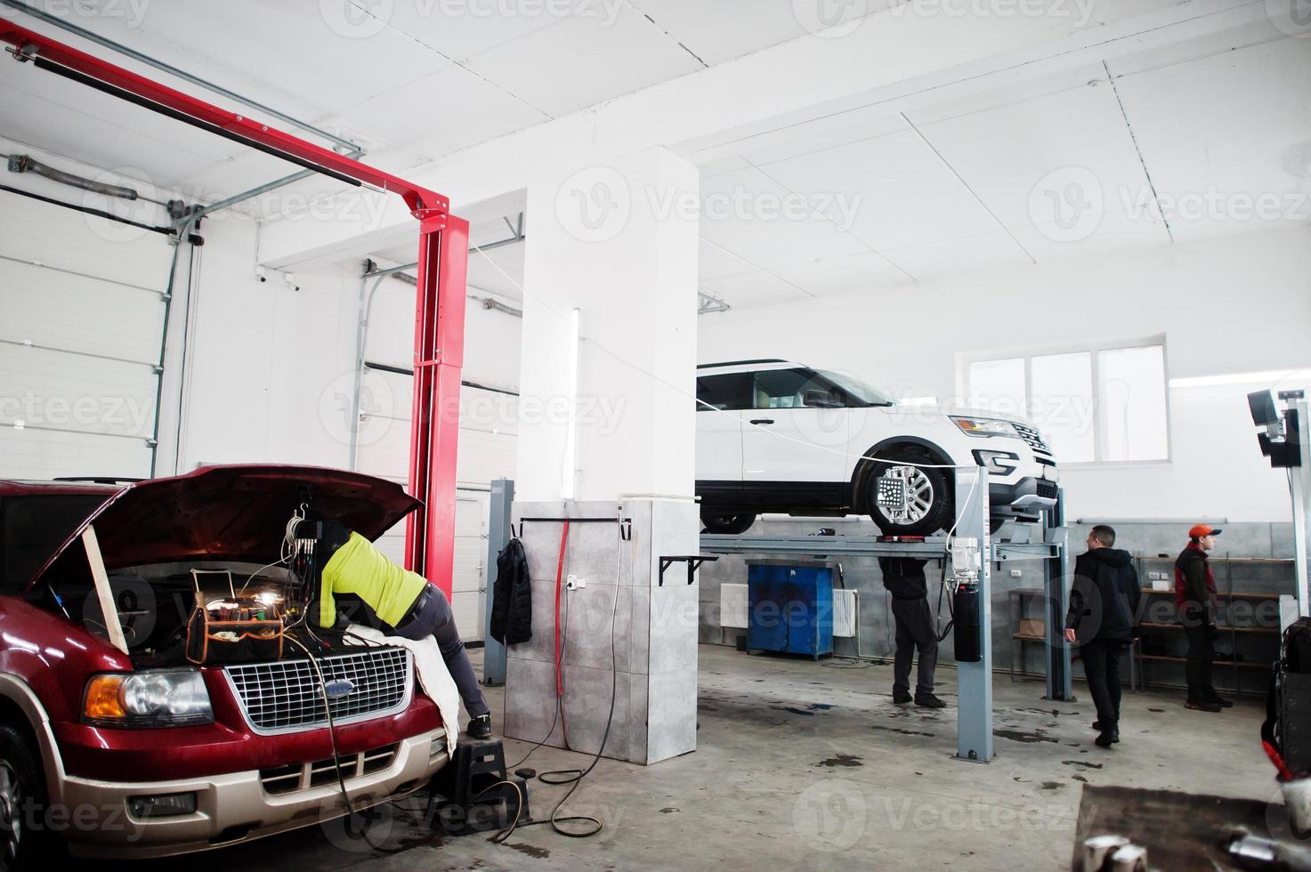 Amerikaanse suv auto voertuig reparatiewerkplaats met auto en gereedschap. auto onderhoud. foto