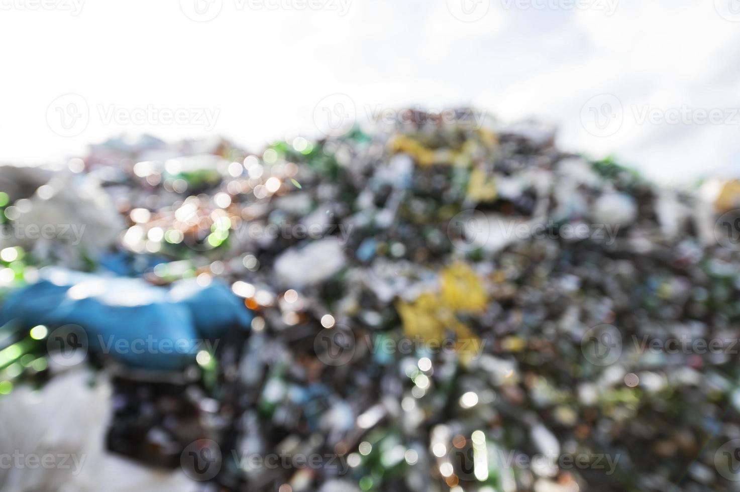 wazig beeld van een vuilnisbelt die het ecosysteem van bossen en velden bedekt die giftig zijn voor bodem en water foto