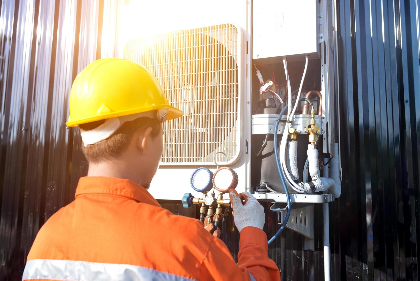 een professionele airconditioner die het koelmiddel controleert. foto