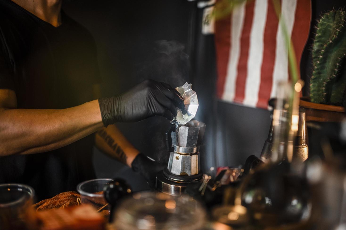 hand giet koffie van moka pot koffie. coffeeshop in Azië. foto