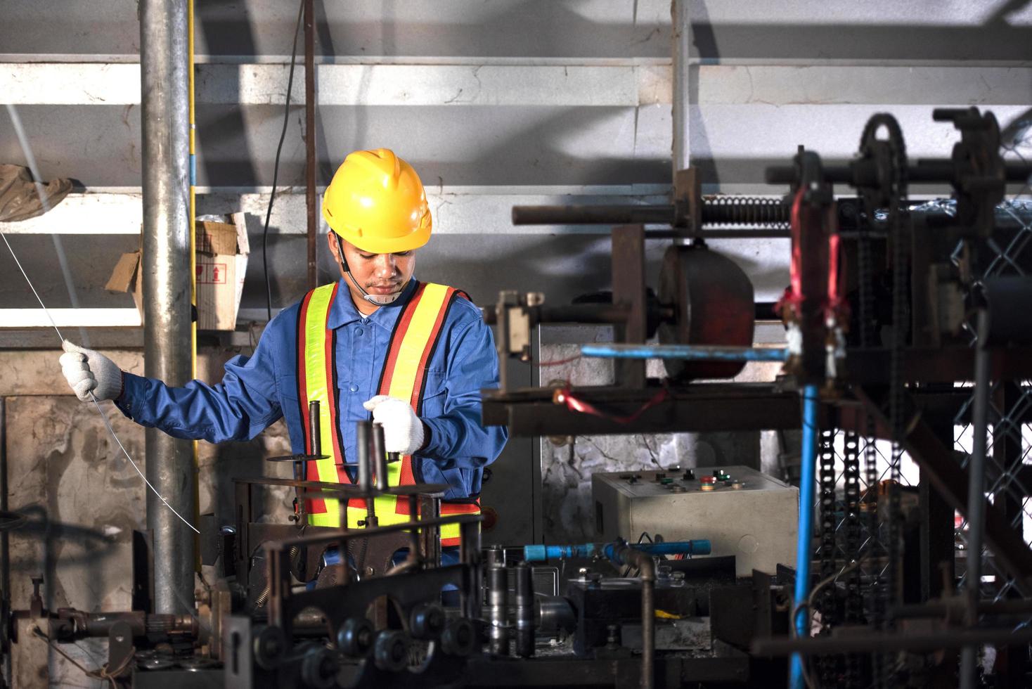 productie van oprolgaas met metalen gaasweefmachine foto