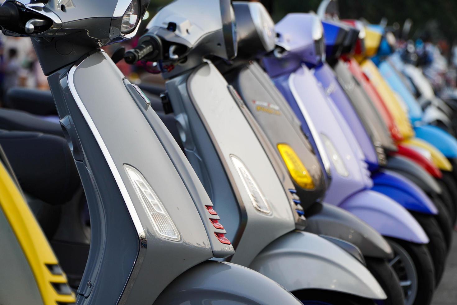 italiaanse scooter komen samen in een verscheidenheid aan kleuren. foto