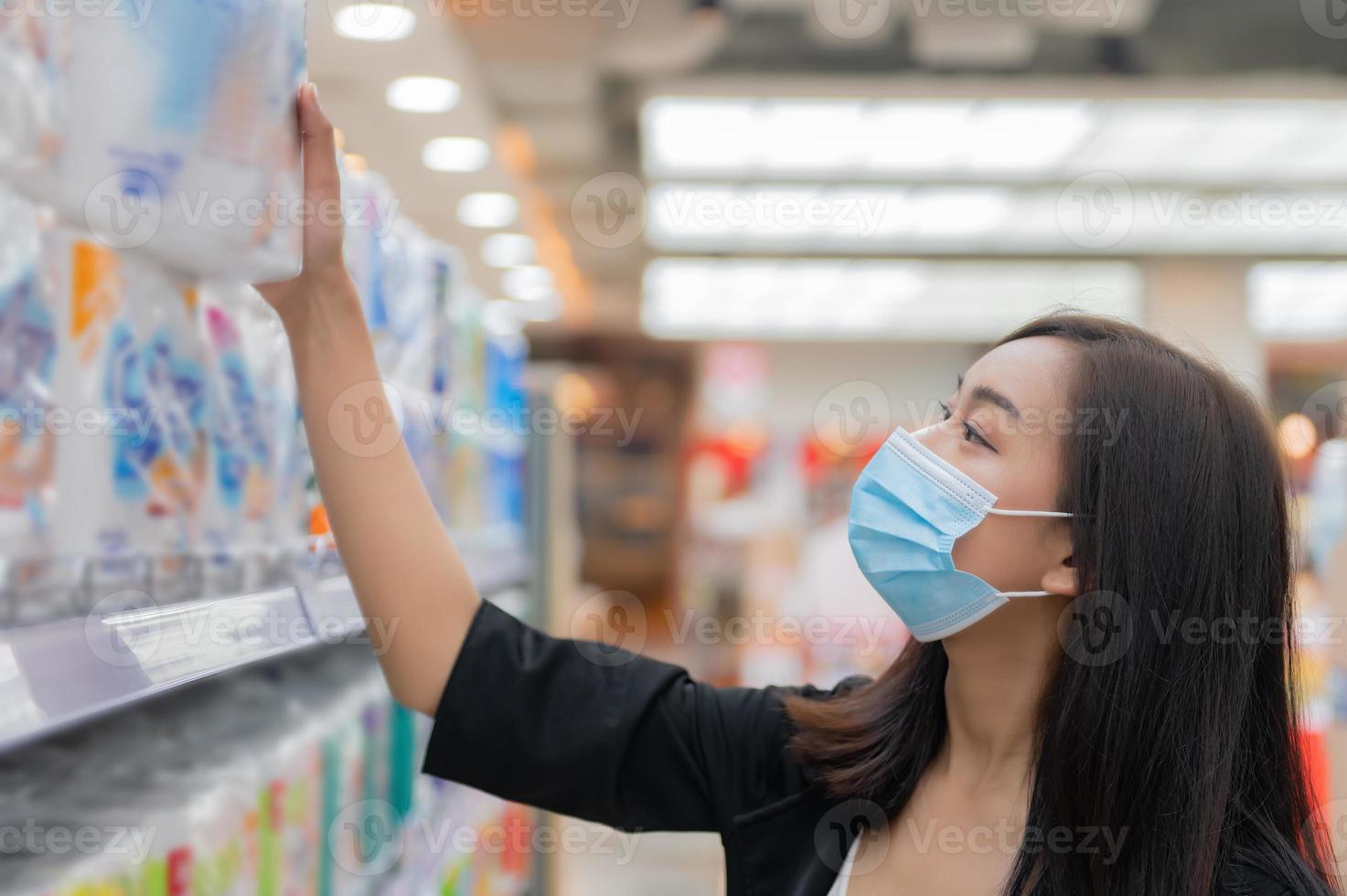 mooie aziatische vrouw winkelen met boodschappentassen bij warenhuis, thailand mensen winkelen in winkelcentrum, levensstijl van modern meisje, gelukkig vrouwenconcept foto