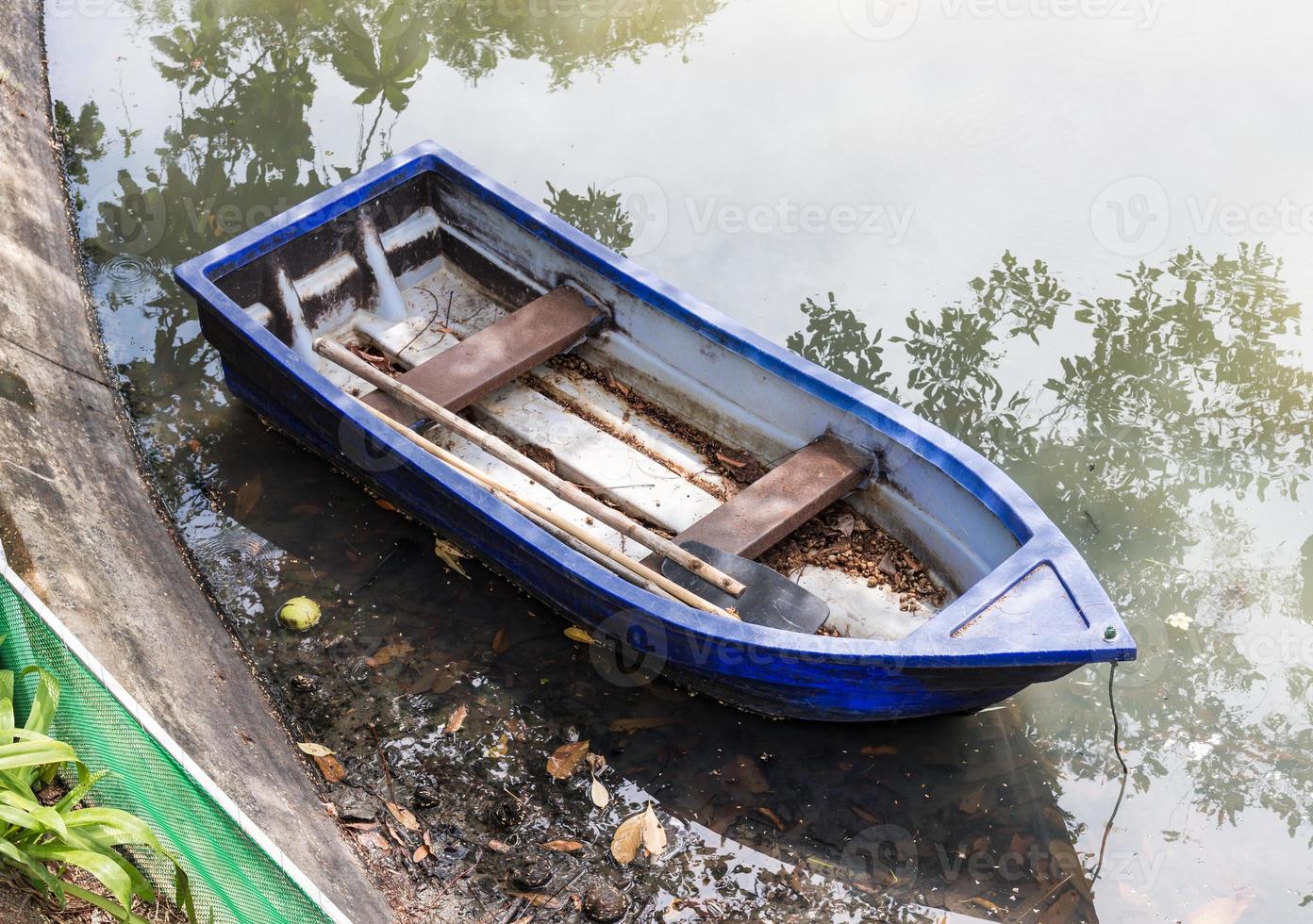 oude plastic roeiboot foto