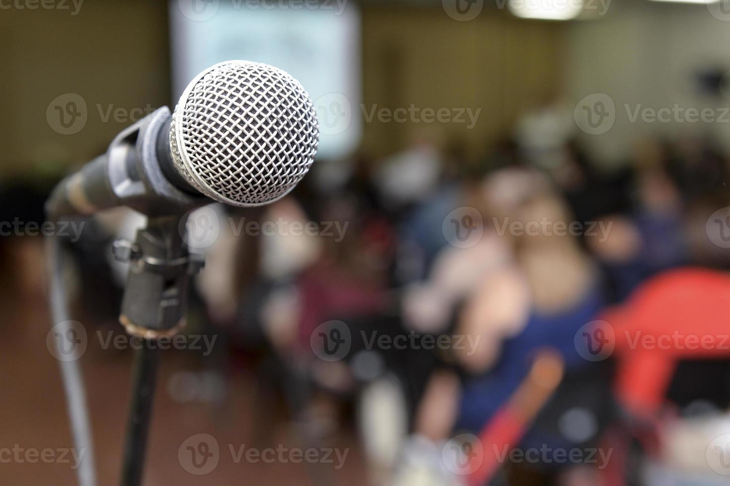 microfoon in een wazige achtergrondkamer foto