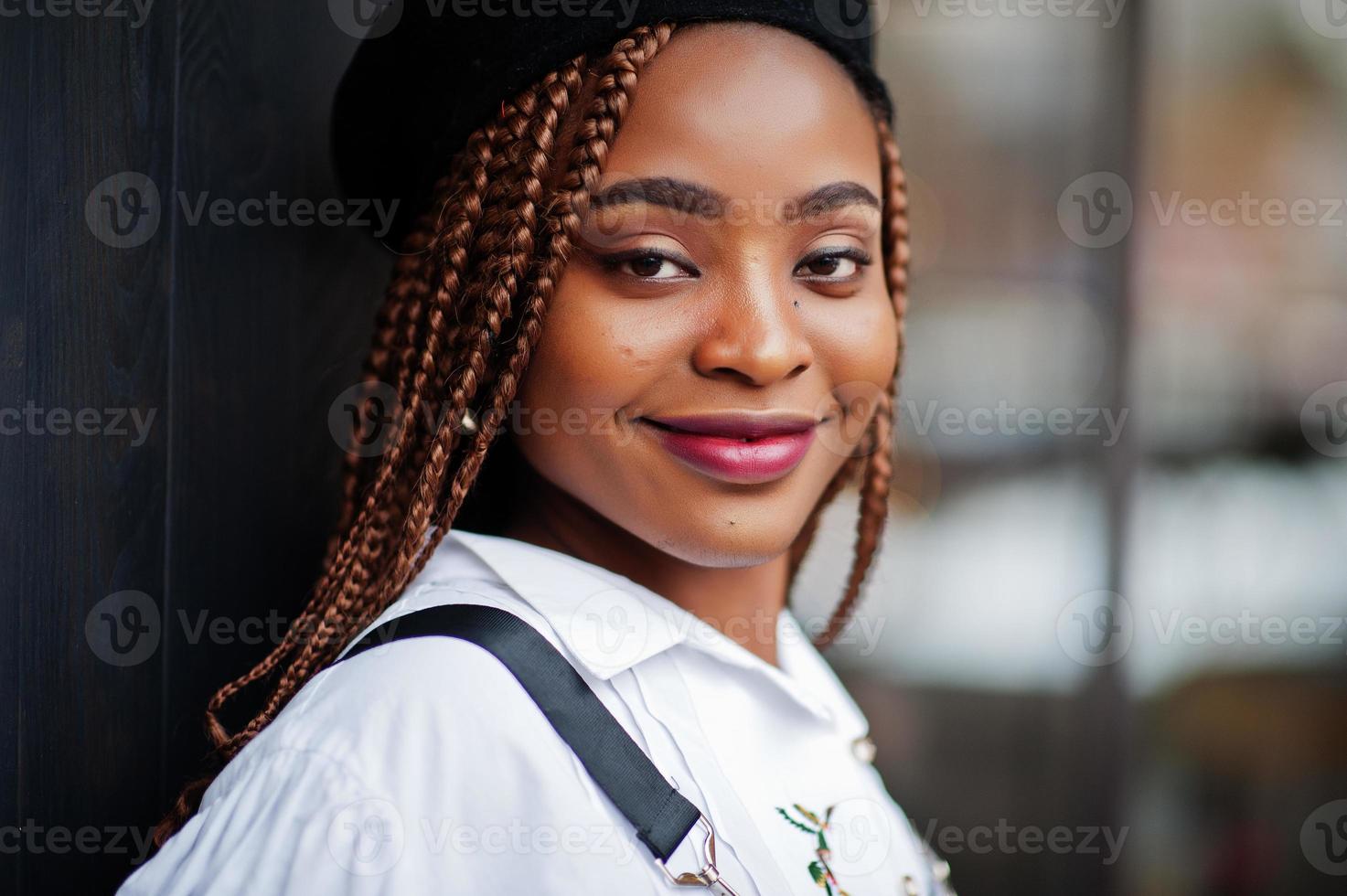 close-up portret van Afro-Amerikaanse vrouw in overall en baret. foto