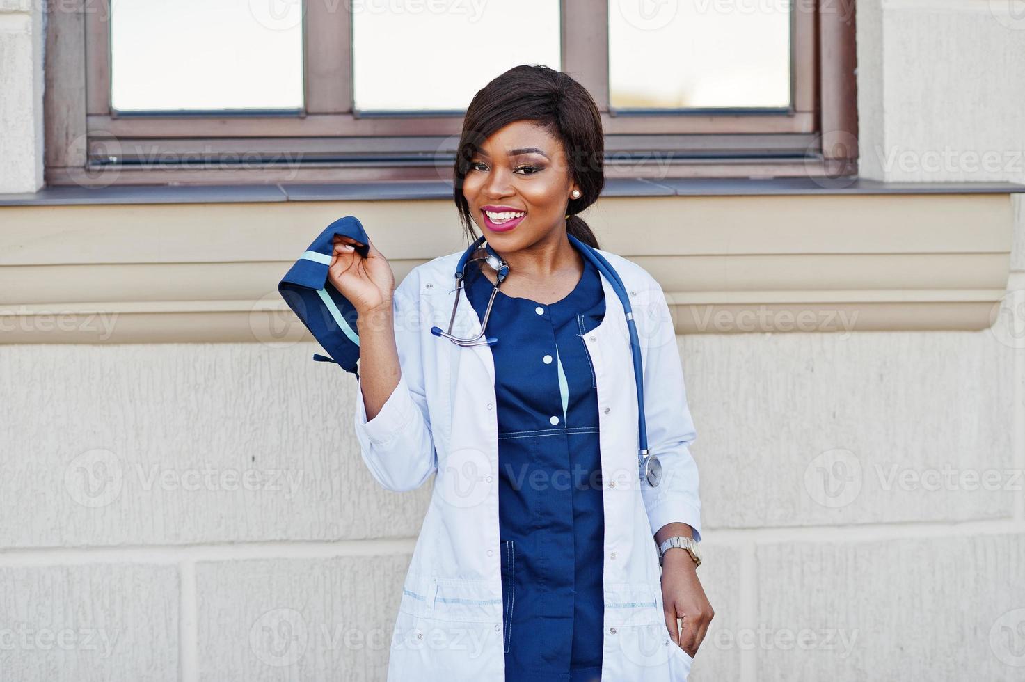 Afro-Amerikaanse dokter vrouw met stethoscoop poseerde buiten. foto