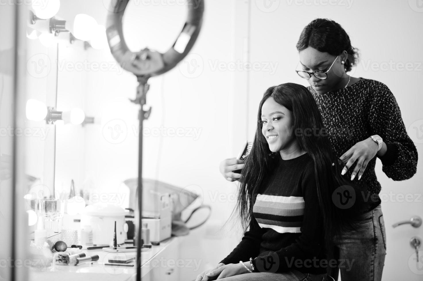 afrikaanse amerikaanse vrouw die kapper of haarstylist toepast bij schoonheidssalon. foto