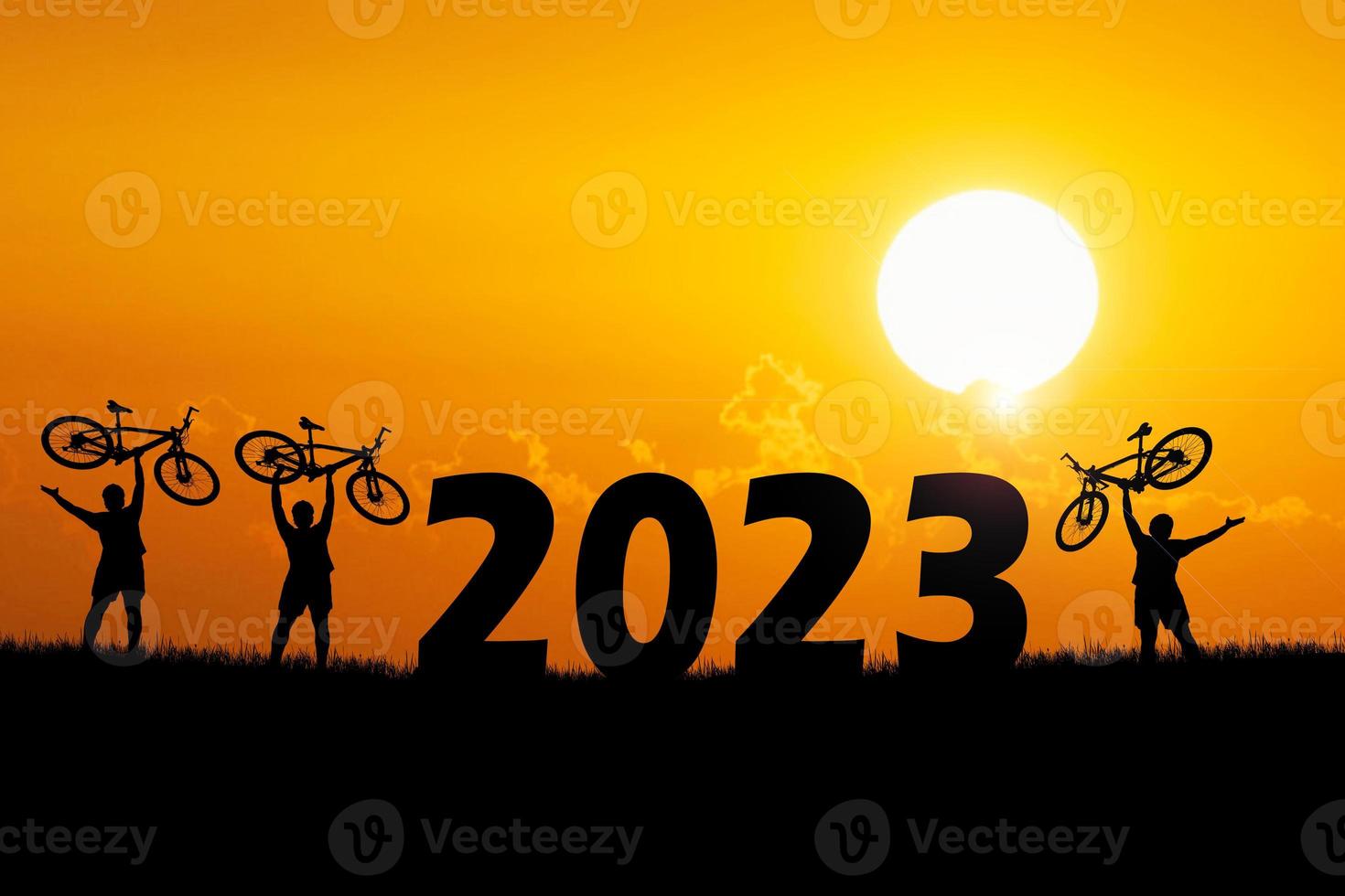 fiets avontuurlijke toeristen die fietsen over obstakels dragen. gelukkig nieuwjaar 2023 foto