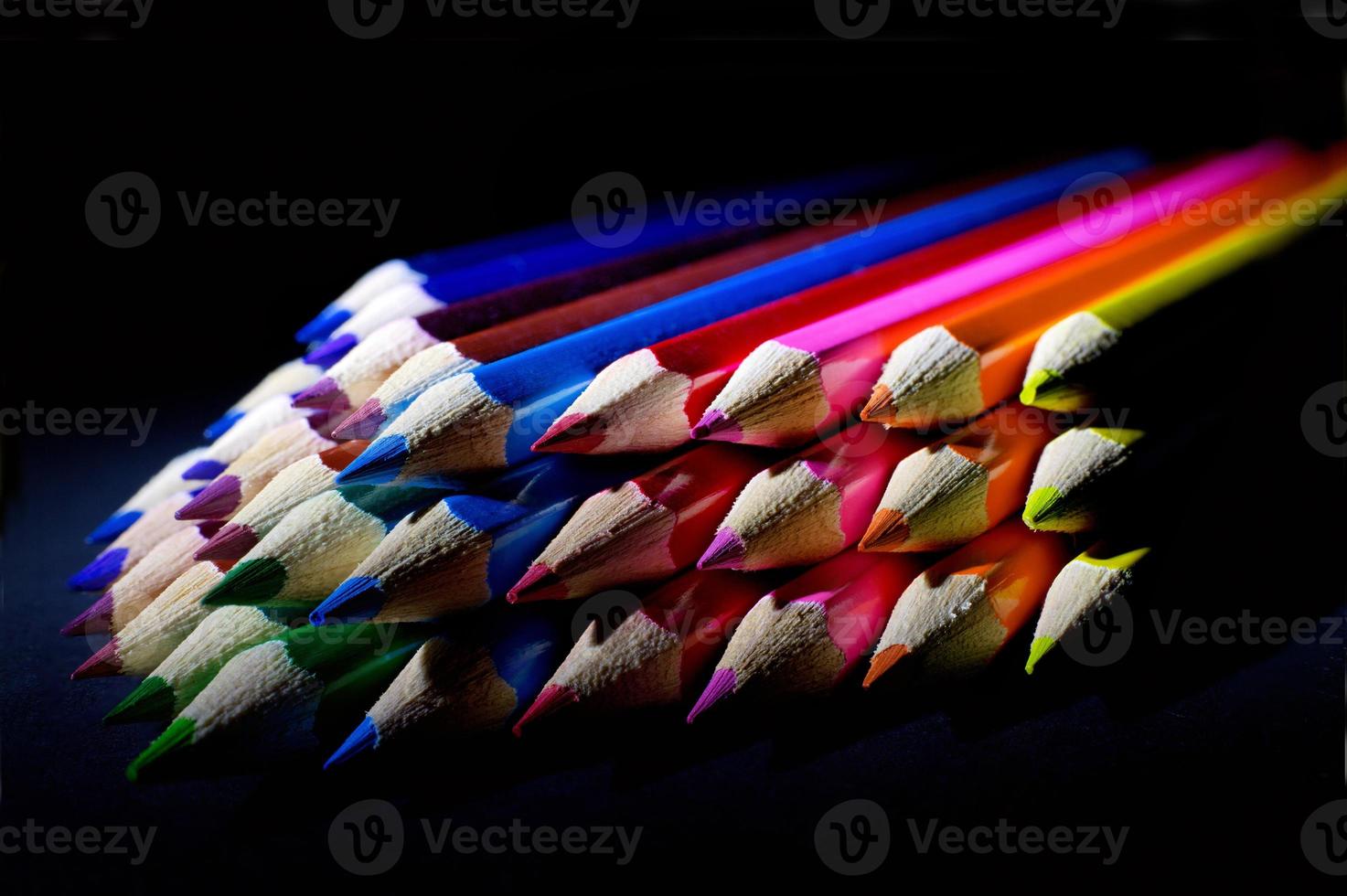 macro-opname van geslepen kleurrijke potloden tegen zwarte achtergrond foto