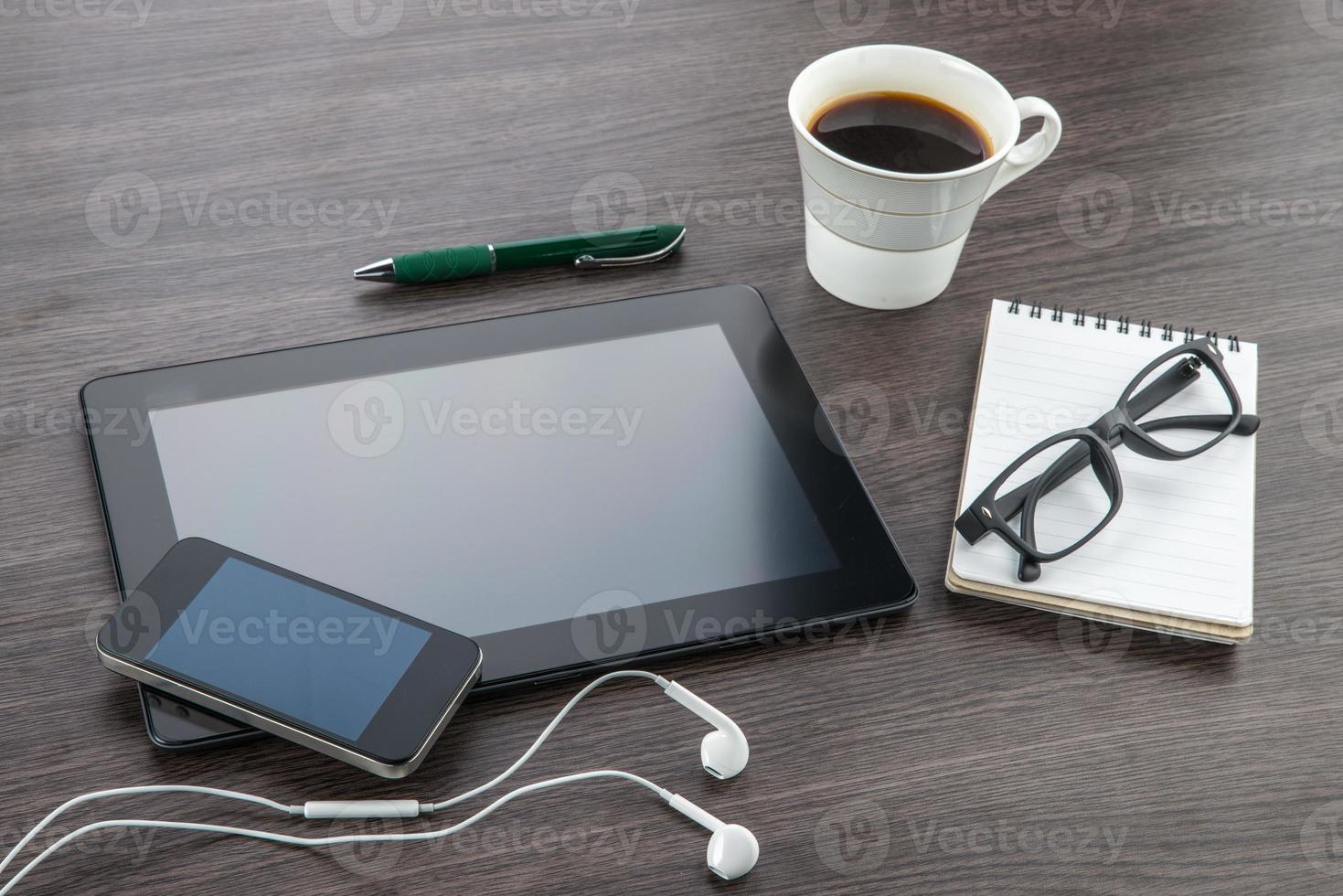 tablet, hoofdtelefoon, notebook en smartphone met koffie foto