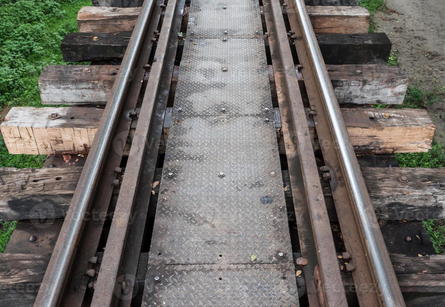 oude spoorlijn met de loopbrug van het metalen bord. foto