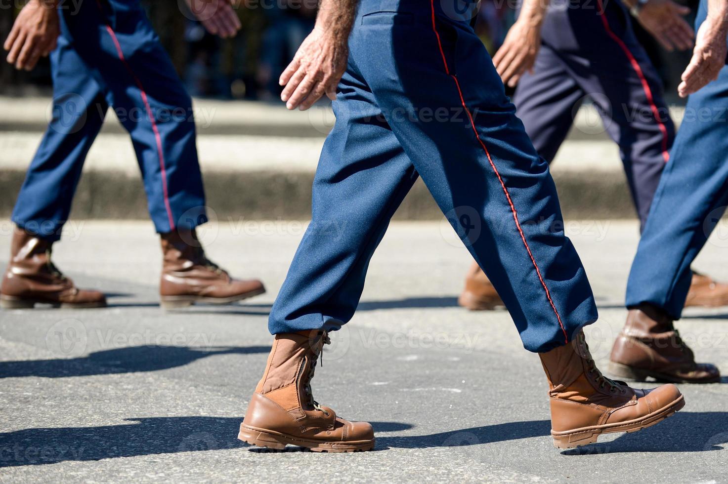 militair marcheren in een straat. benen en schoenen in lijn foto