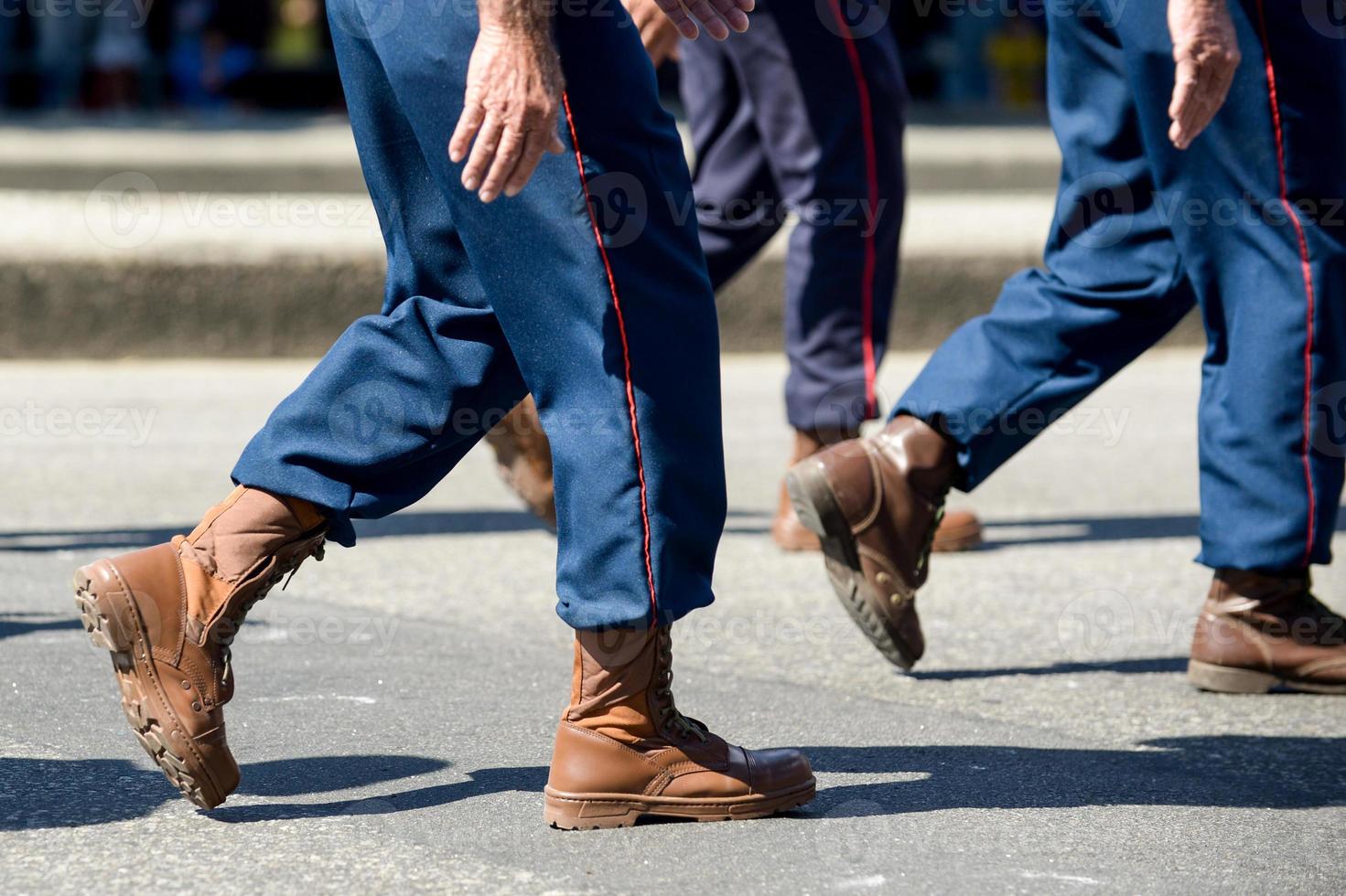 militair marcheren in een straat. benen en schoenen in lijn foto