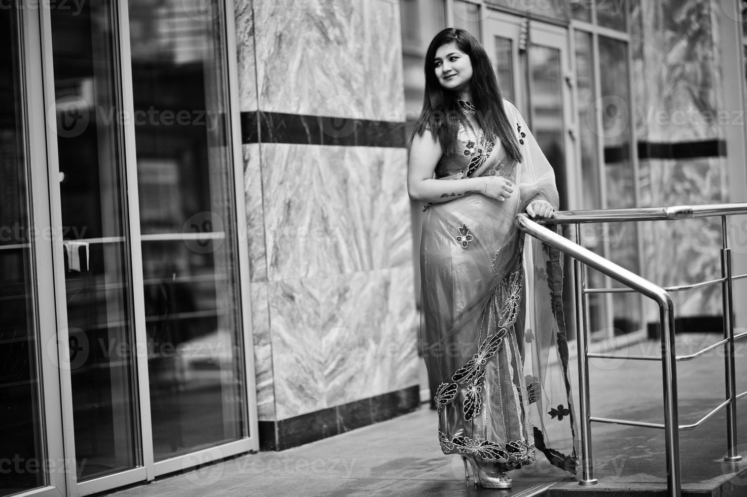 indiase hindoe meisje op traditionele violet saree gesteld op straat. foto